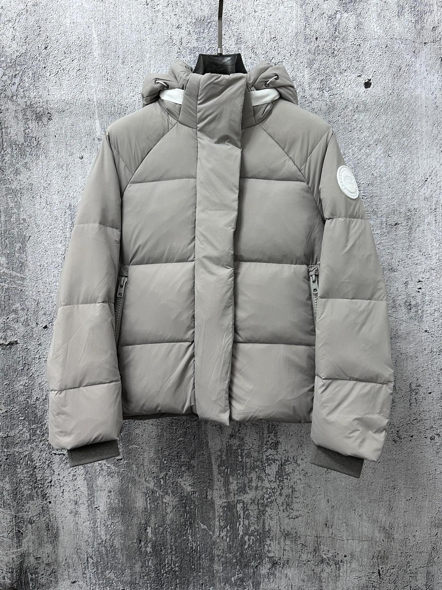 P740 【𝗖𝗔𝗡𝗔𝗗𝗔 𝗚𝗢𝗢𝗦𝗘】Capsule Series Macaron White Label Fabric: Made of soft EnduraLuxe fabric imported from DuPont, CORDURA, USA, which enhances the durability of easy-to-wear parts, is lightweight and durable; the liner is made of 400T anti-velvet gallbladder, which is comfortable, soft and non-velvet. : Equipped with a detachable hood, which can be adjusted in two directions, and is also filled with down, which brings greater softness and wrapping around the head and neck, and is full of warmth. This parka features white trim on the back and sides, and the hardware locks are all original and custom-made to match the muted fabric color. Goose label: The official website’s new series of silicone material labels, non-embroidery labels. Length: Fit hip-length. Size: XS-L